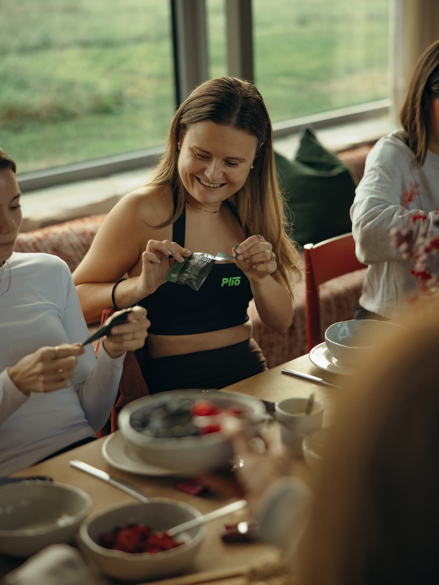 Deelnemers aan tafel tijdens het ontbijt