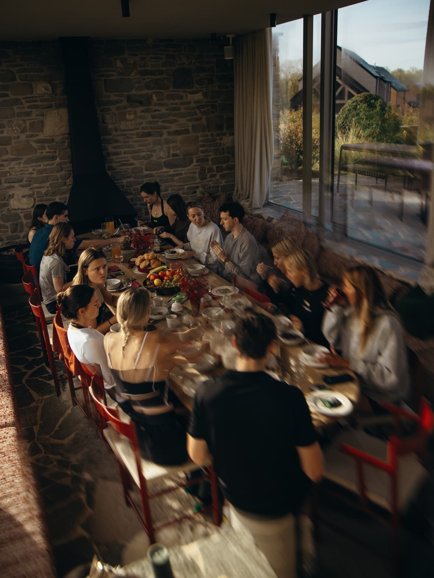 Gezamenlijk ontbijt aan de lange tafel
