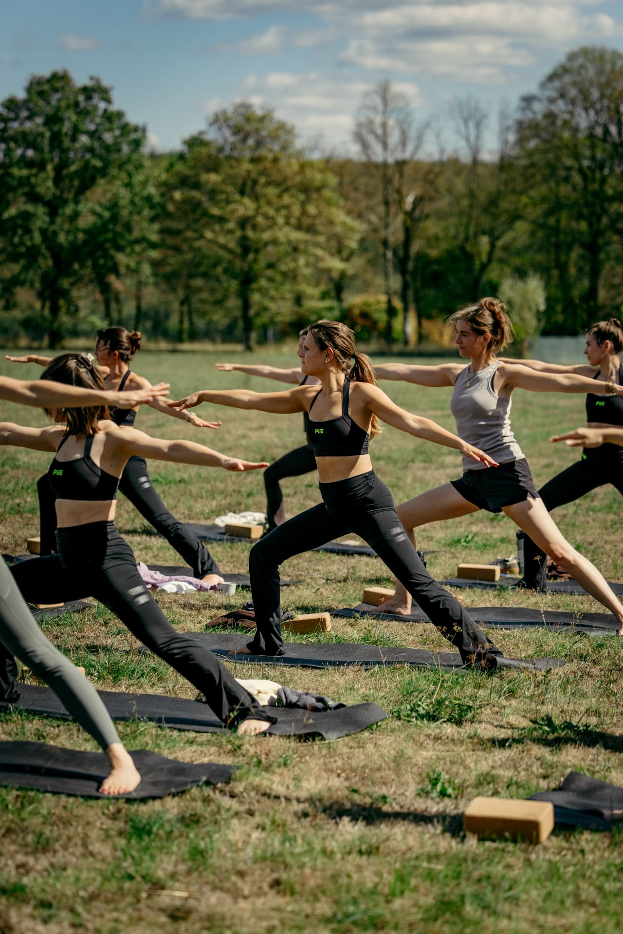 Yoga sessie in het open veld
