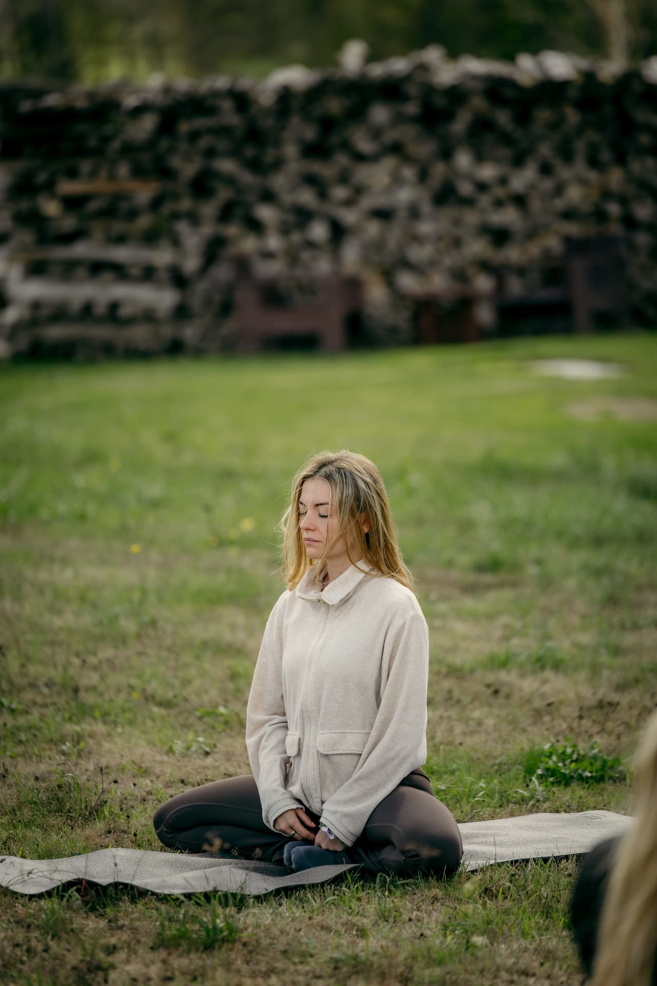 Meditatie op een mat in het gras