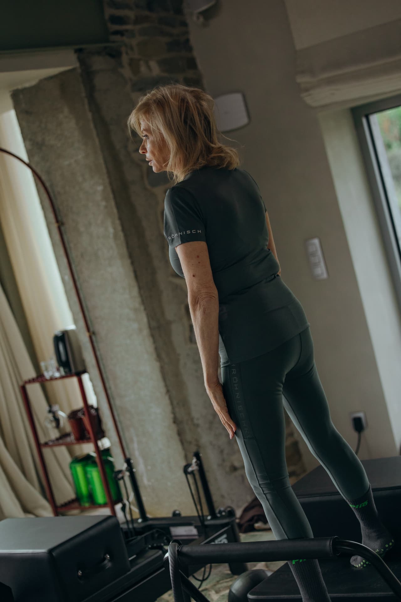 Deelneemster staand op de reformer