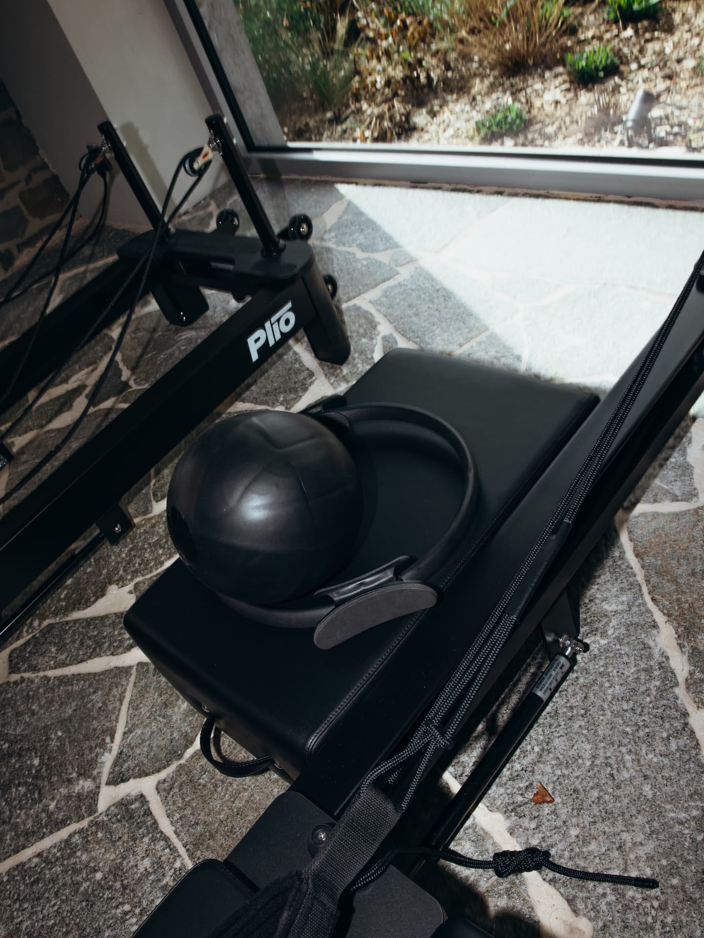 Detail van de Plio reformer met bal en accessoires